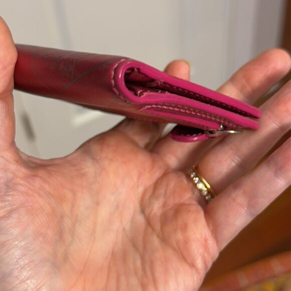 COACH POPPY HEART WALLET LEATHER HOT PINK W/ TROMPE CHAIN DETAILS
ADORABLE EUC! - Picture 8 of 15
